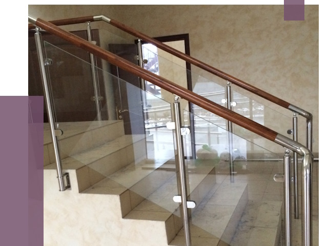 Комбинированные перила из металла и дерева в Ивантеевке